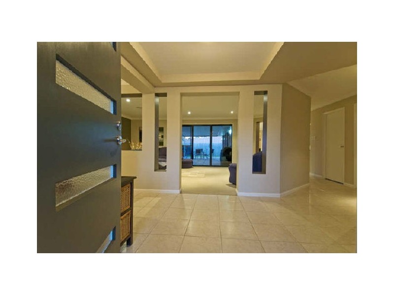 2 Newton Close, Redland Bay QLD 4165