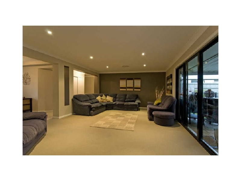 2 Newton Close, Redland Bay QLD 4165