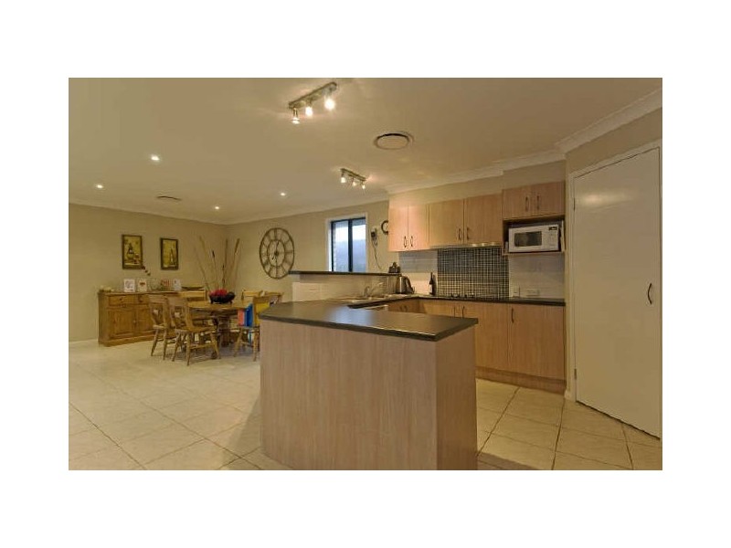 2 Newton Close, Redland Bay QLD 4165