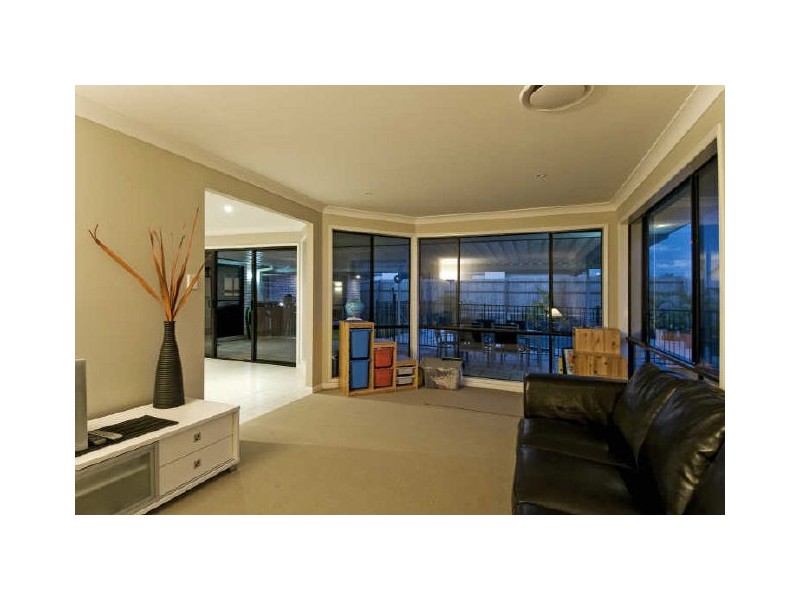 2 Newton Close, Redland Bay QLD 4165