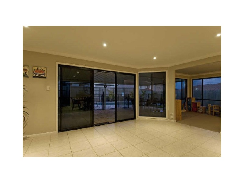 2 Newton Close, Redland Bay QLD 4165