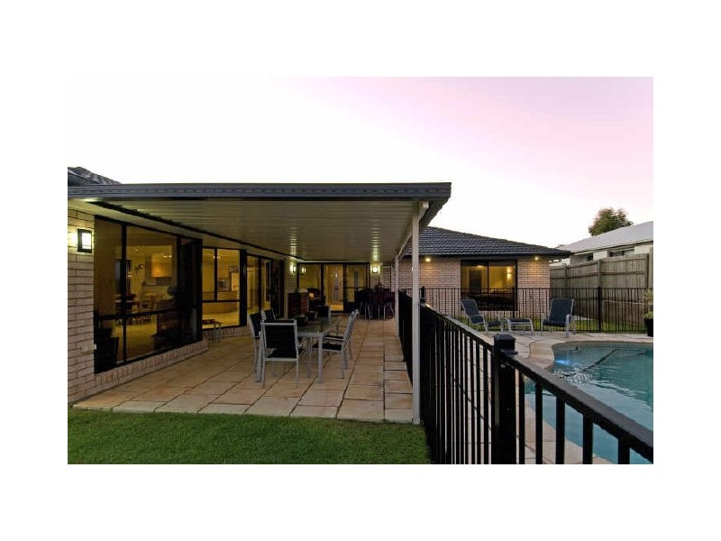 2 Newton Close, Redland Bay QLD 4165