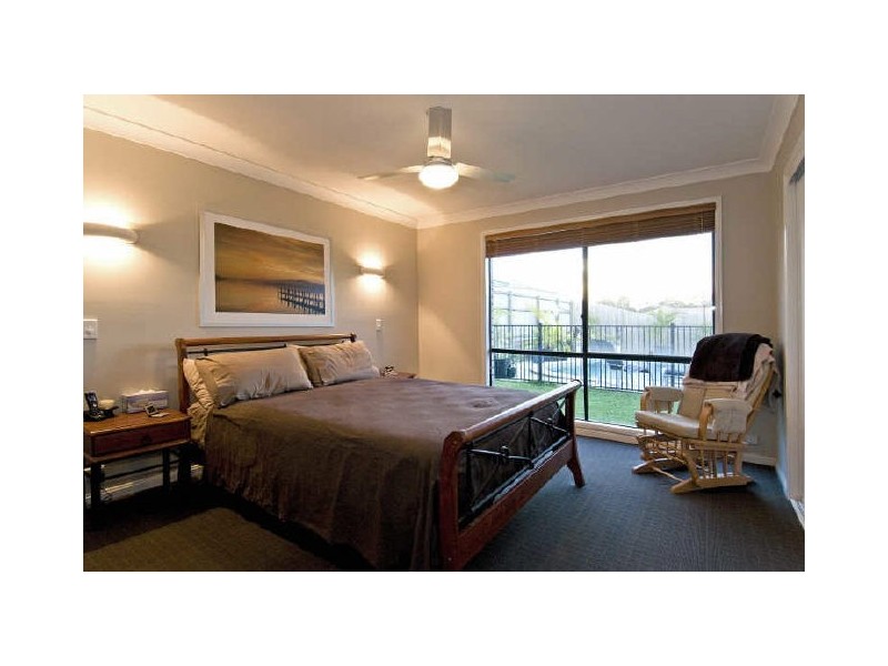 2 Newton Close, Redland Bay QLD 4165