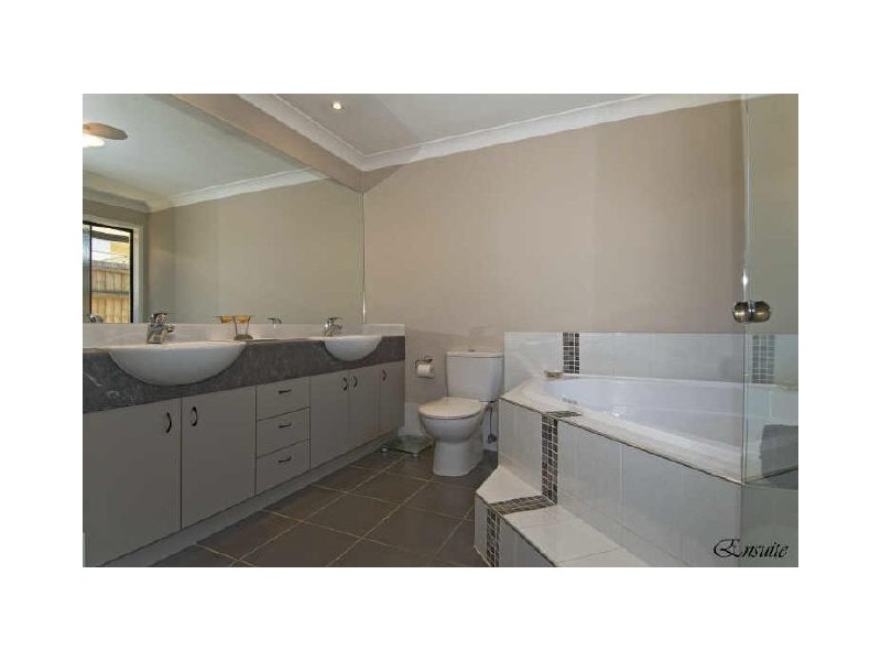 2 Newton Close, Redland Bay QLD 4165
