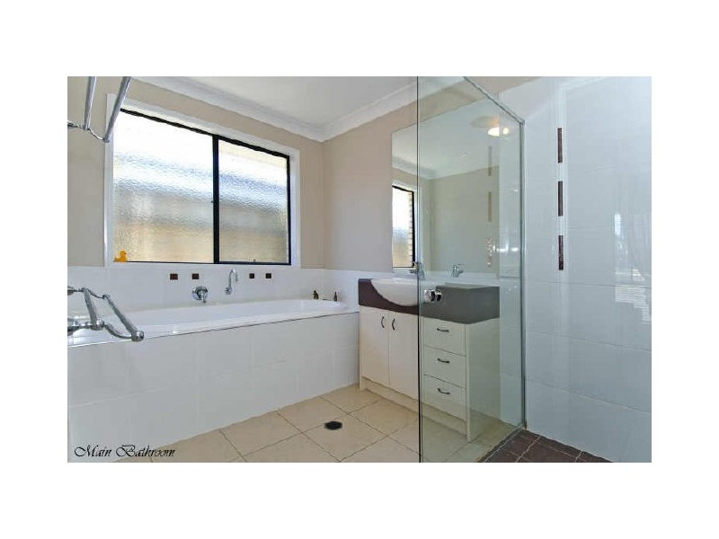 2 Newton Close, Redland Bay QLD 4165