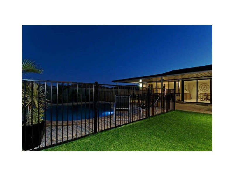 2 Newton Close, Redland Bay QLD 4165