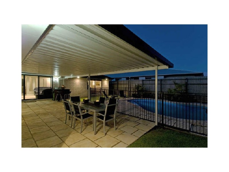 2 Newton Close, Redland Bay QLD 4165