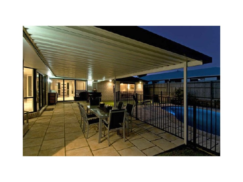 2 Newton Close, Redland Bay QLD 4165