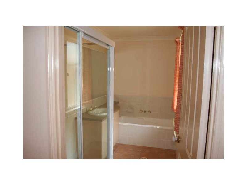 8 Buckler Court, Redland Bay QLD 4165