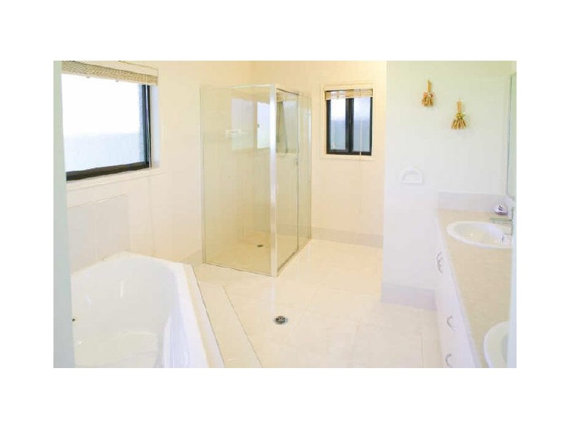 18 Seaspray Street, Thornlands QLD 4164