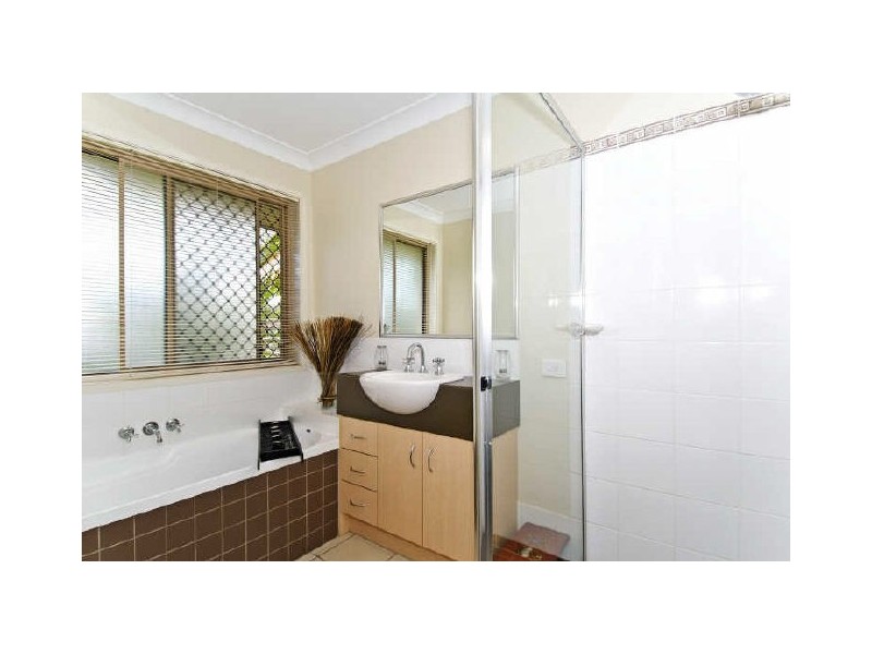 4 Daydream Street, Redland Bay QLD 4165