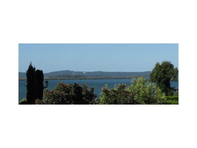 4 Waterfront Place, Redland Bay QLD 4165