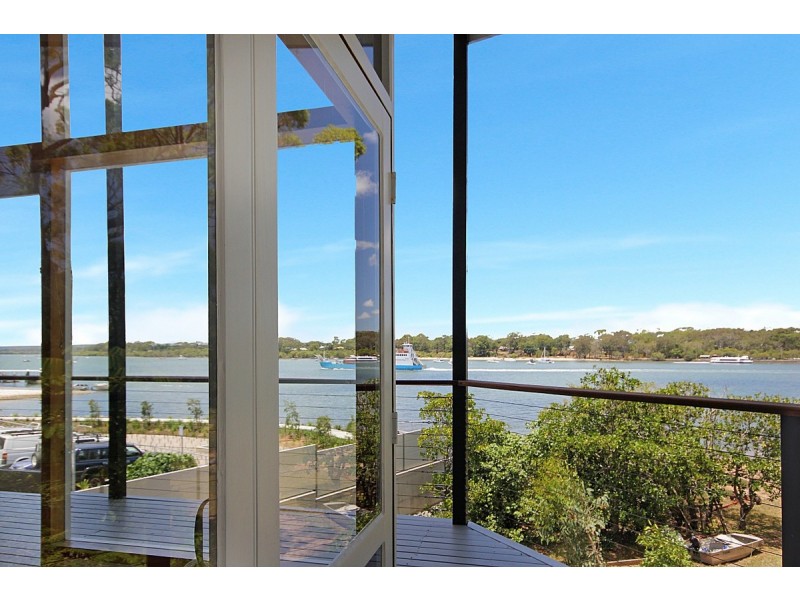 12 Russell Terrace, Macleay Island QLD 4184