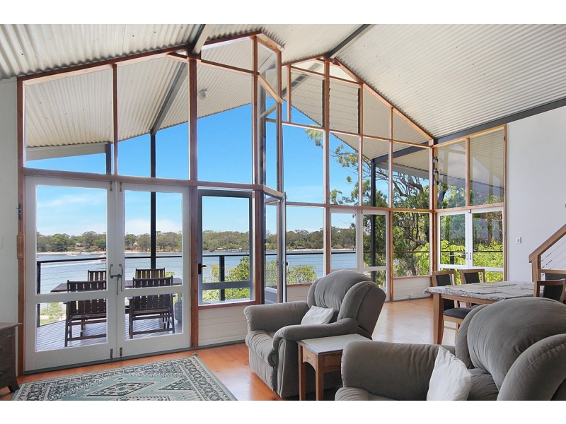 12 Russell Terrace, Macleay Island QLD 4184