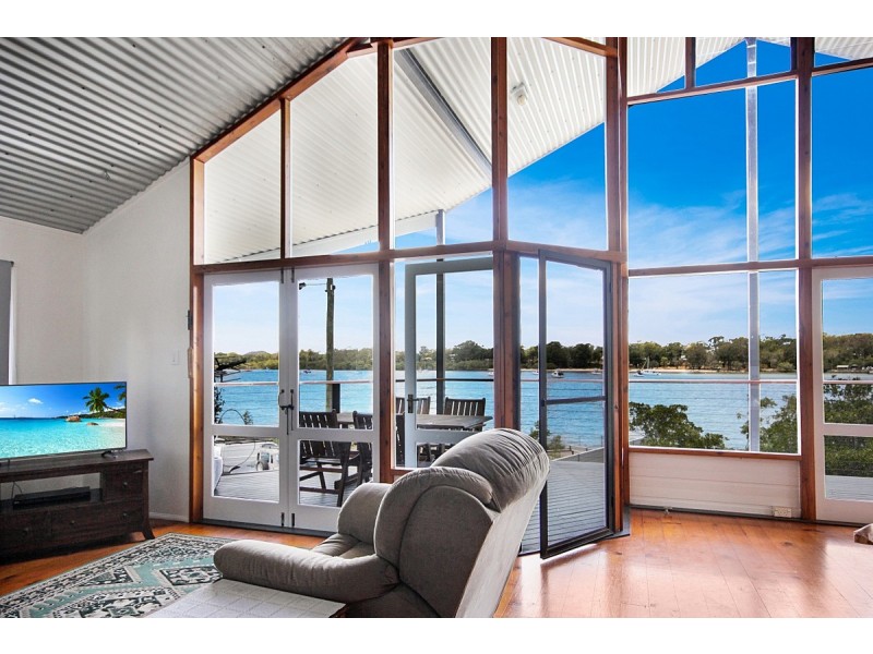 12 Russell Terrace, Macleay Island QLD 4184
