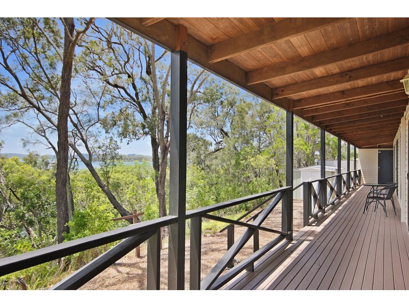 25 Blue Bay Crescent, Macleay Island QLD 4184