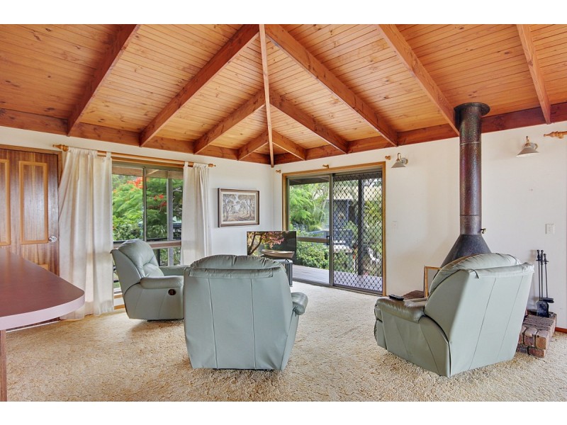 25 Blue Bay Crescent, Macleay Island QLD 4184