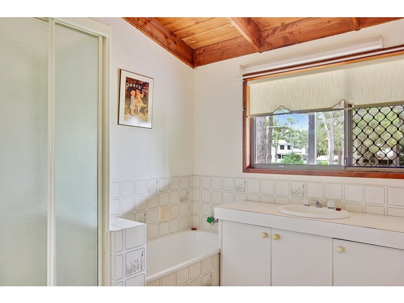 25 Blue Bay Crescent, Macleay Island QLD 4184