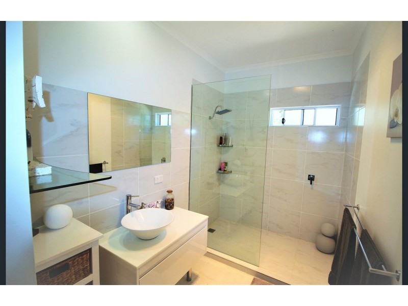2 Waterside Drive, Macleay Island QLD 4184