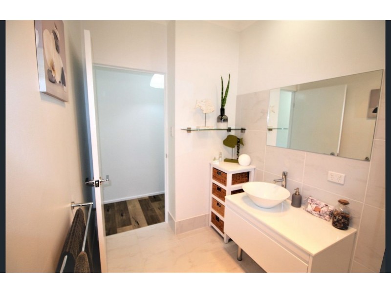 2 Waterside Drive, Macleay Island QLD 4184