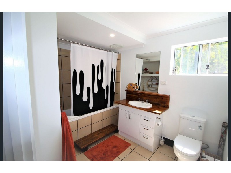 2 Waterside Drive, Macleay Island QLD 4184