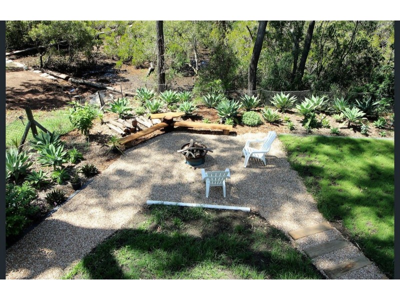 2 Waterside Drive, Macleay Island QLD 4184