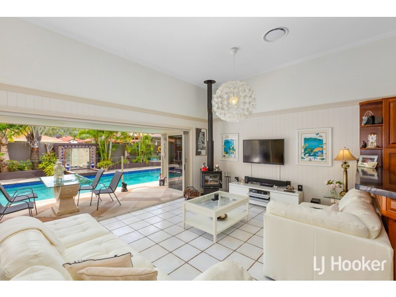 4 Carolyn Place, Redland Bay QLD 4165