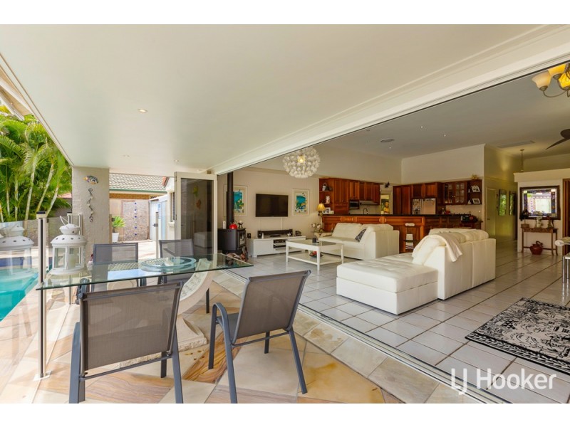 4 Carolyn Place, Redland Bay QLD 4165