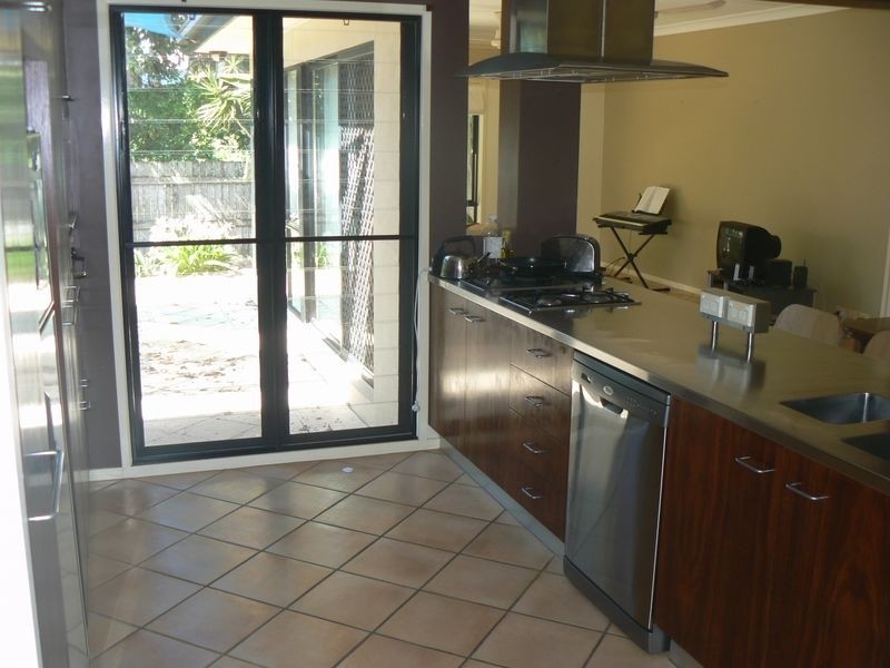 32 Little Shore Street, Cleveland QLD 4163