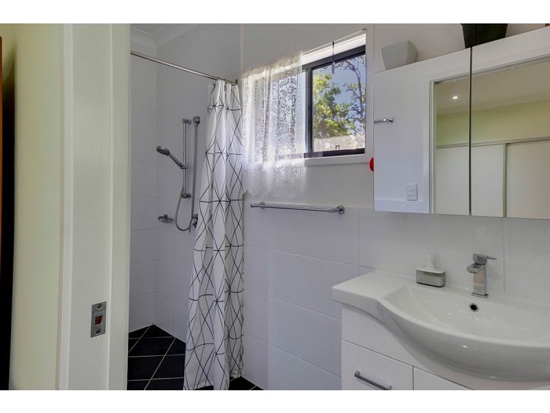 3 Helen Parade, Lamb Island QLD 4184