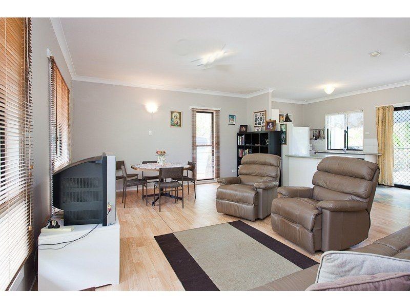 10 Peace Street, Lamb Island QLD 4184