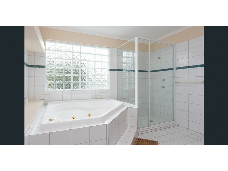 4 Raby Bay Boulevard, Cleveland QLD 4163