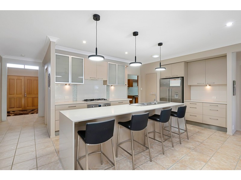 16 Sternlight Court, Raby Bay QLD 4163
