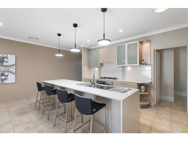 16 Sternlight Court, Raby Bay QLD 4163