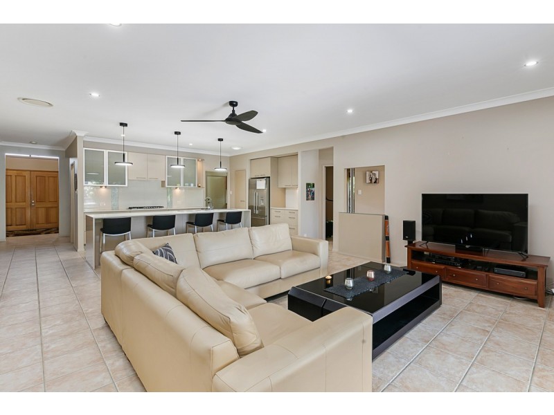 16 Sternlight Court, Raby Bay QLD 4163