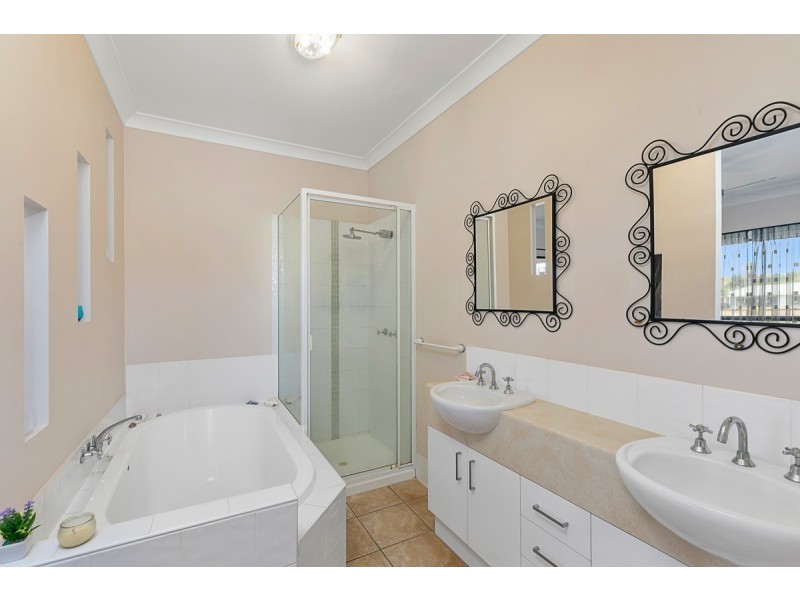 16 Sternlight Court, Raby Bay QLD 4163