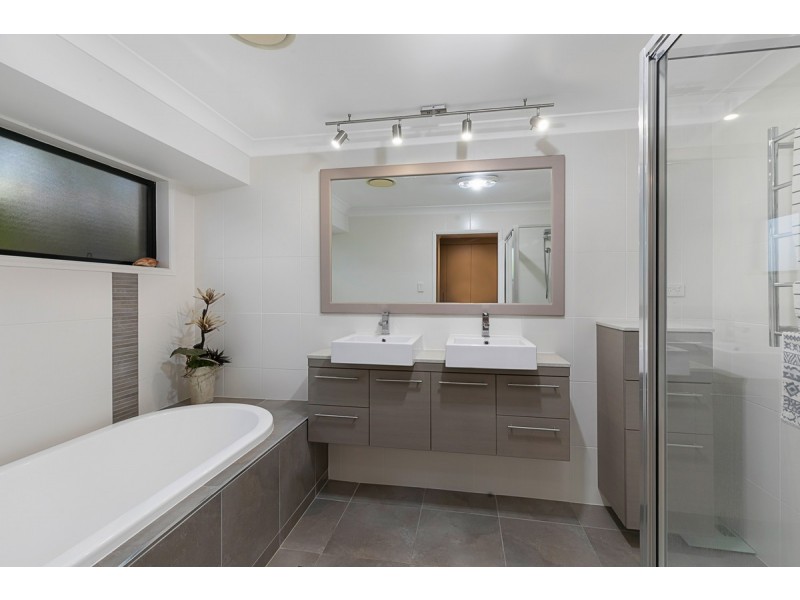 16 Sternlight Court, Raby Bay QLD 4163