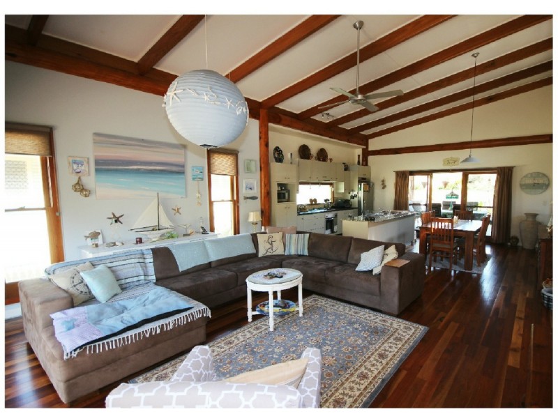 31 Shirley Street, Coochiemudlo Island QLD 4184