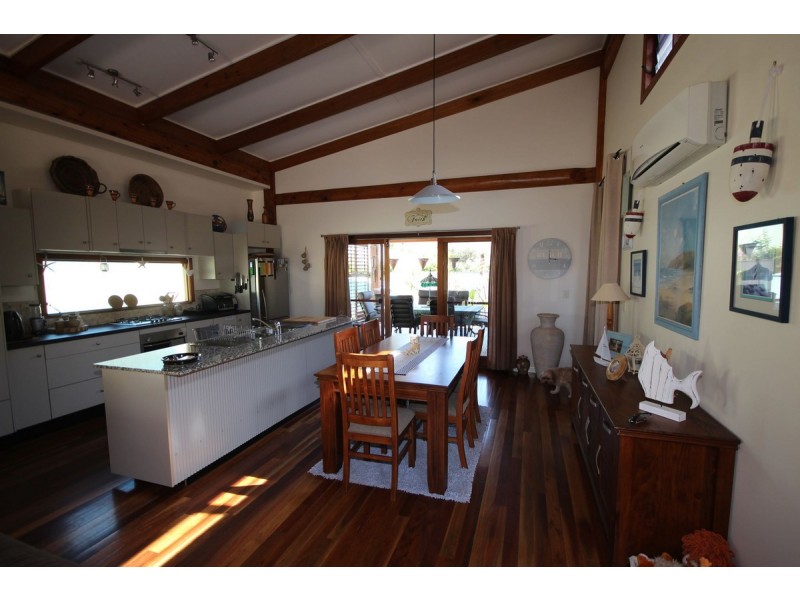 31 Shirley Street, Coochiemudlo Island QLD 4184