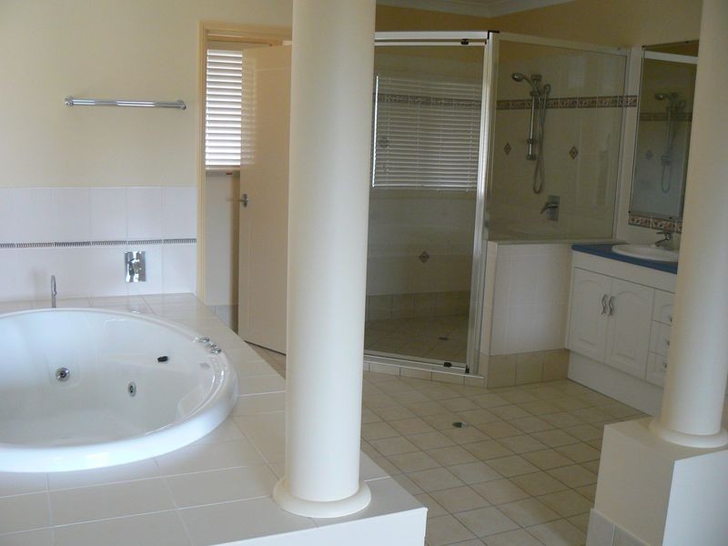 54 Spinnaker Circuit, Redland Bay QLD 4165