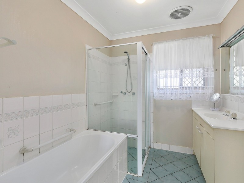 2/1 Club Crescent, Redland Bay QLD 4165
