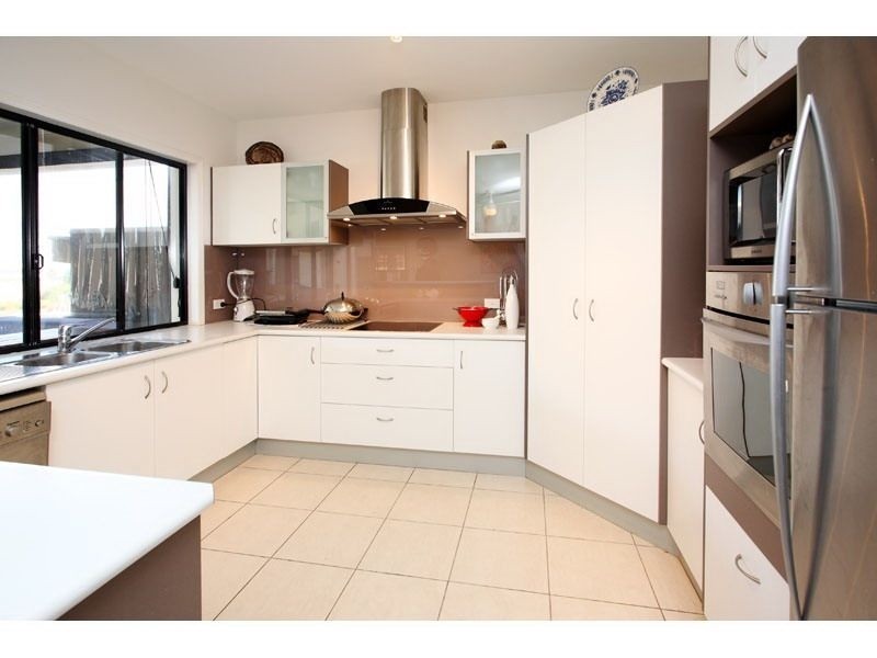 2 Haslingden Drive, Redland Bay QLD 4165