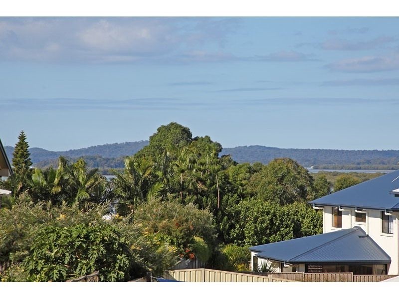 2 Haslingden Drive, Redland Bay QLD 4165