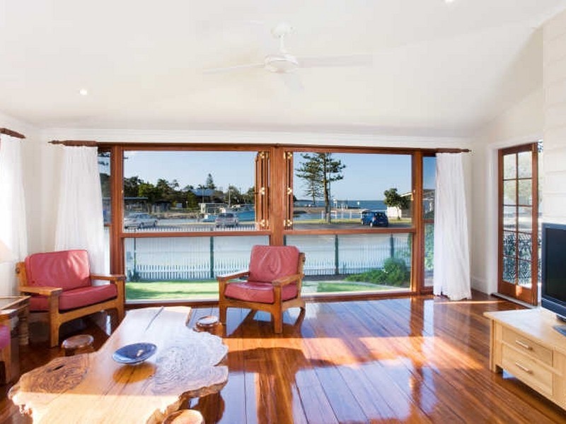 25 Waterloo Esplanade, Wynnum QLD 4178