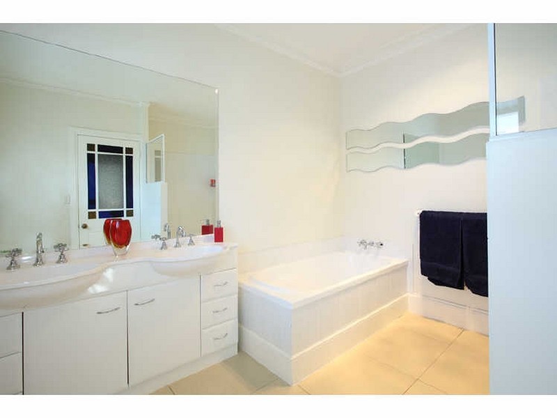 25 Waterloo Esplanade, Wynnum QLD 4178