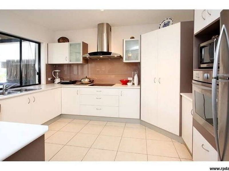 2 Haslingden Dr, Redland Bay QLD 4165