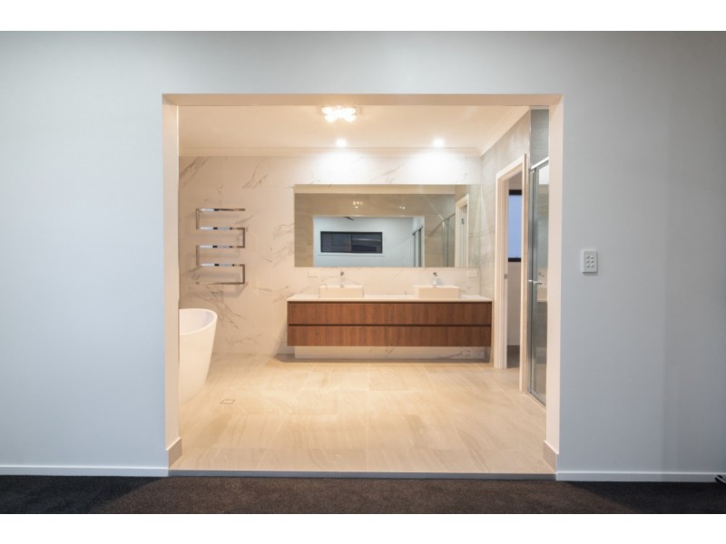 84 Cane Street, Redland Bay QLD 4165