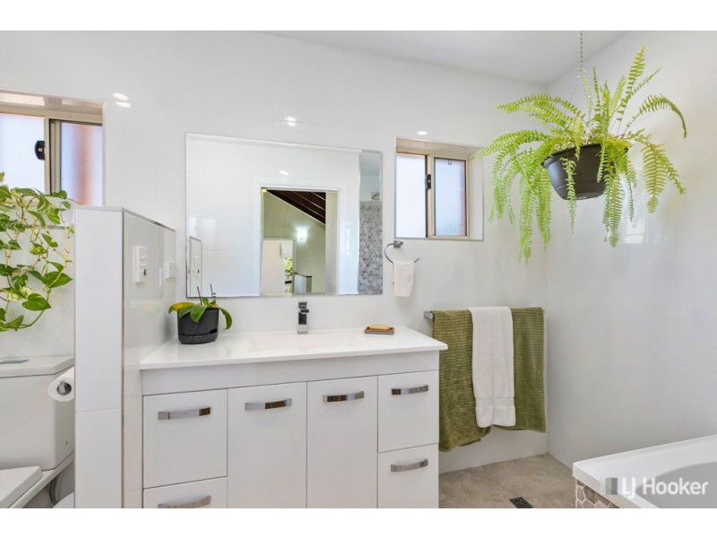 6 Michelle Place, Victoria Point QLD 4165