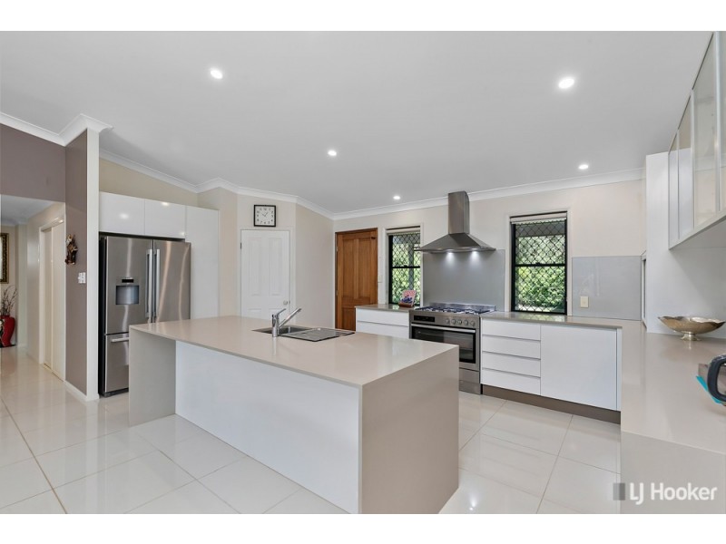 327 Woodlands Drive, Sheldon QLD 4157