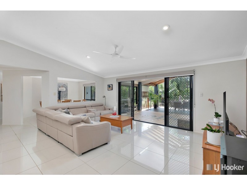 327 Woodlands Drive, Sheldon QLD 4157